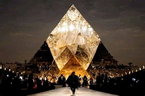 Dior pyramids